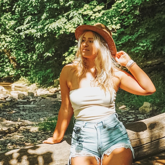 Meet your Poshmark Ambassador, Julia - Picture 6 of 7